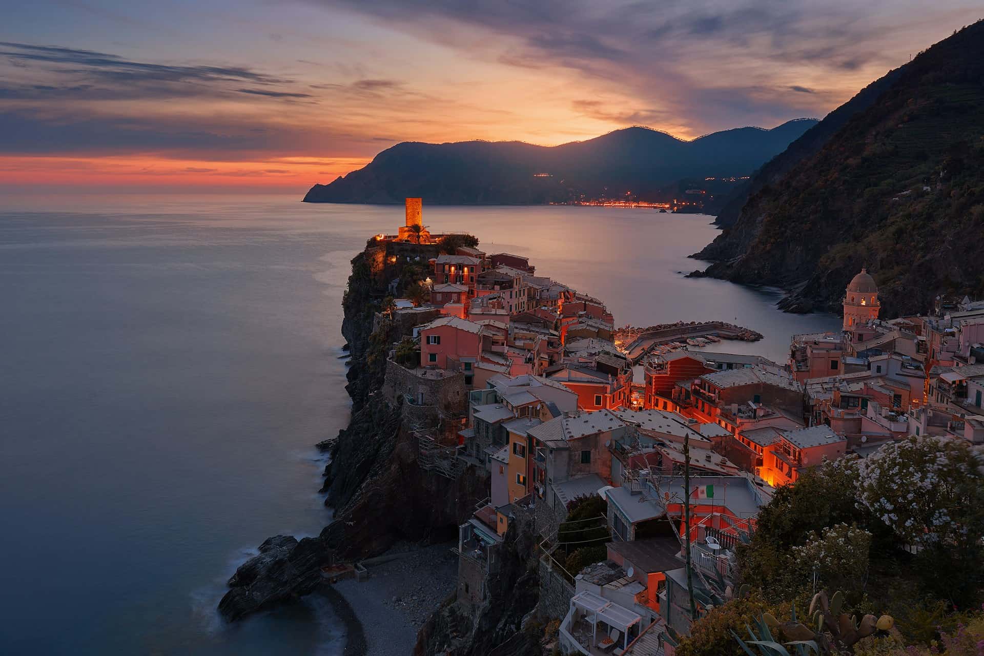 Vernazza v Cinque Terre za soumraku — barevné domy nad mořem