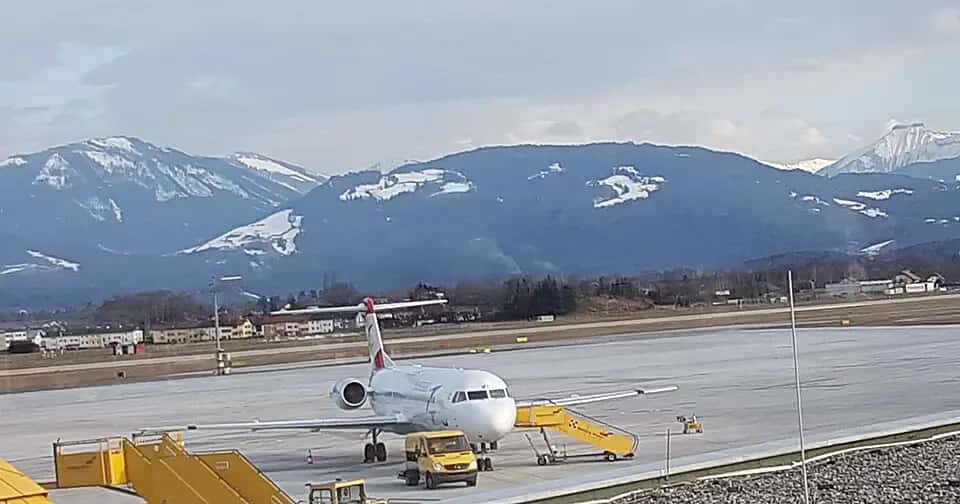 Letiště Salcburk s alpskými štíty v pozadí
