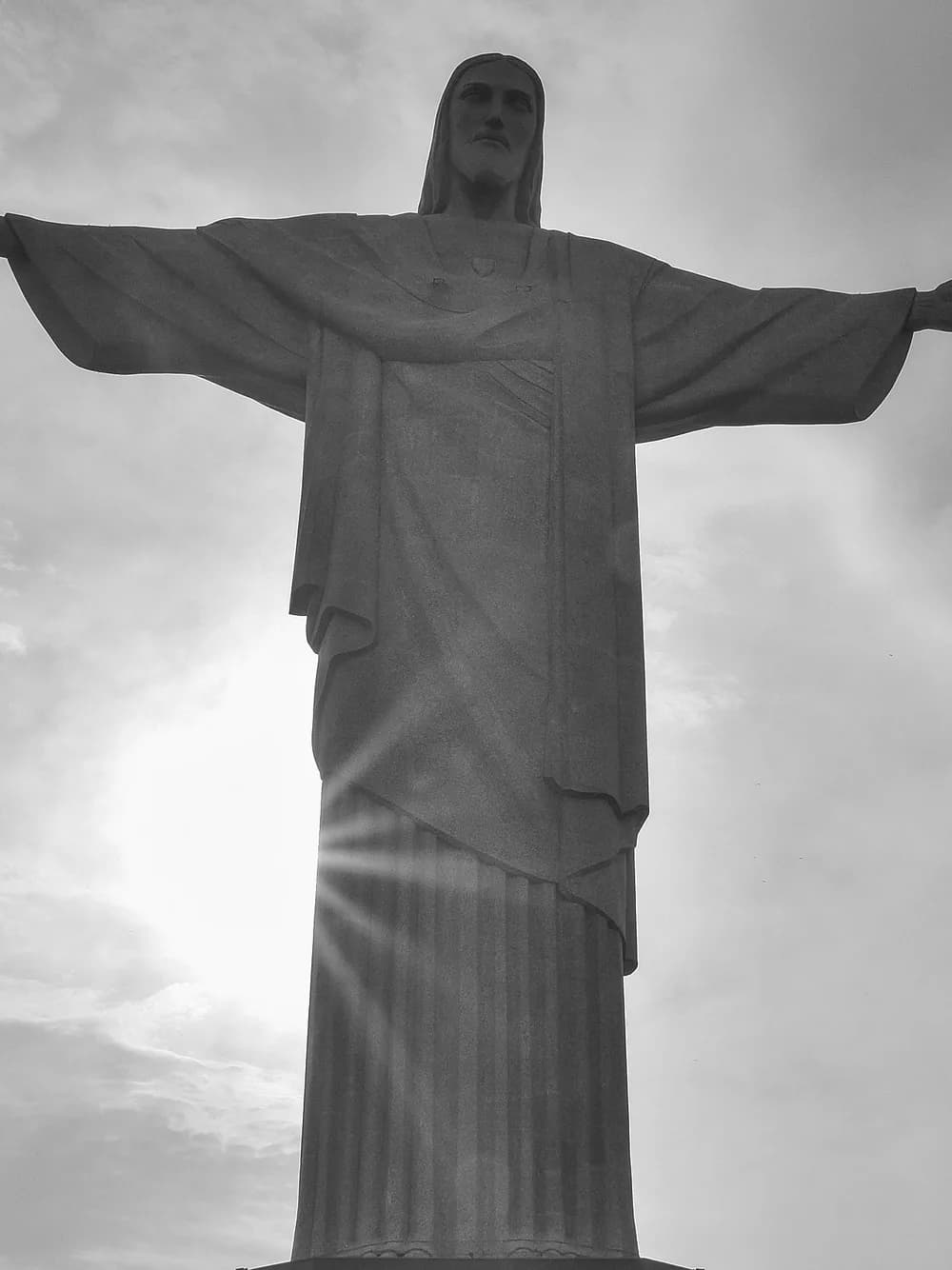 Socha Krista Spasitele nad Riem de Janeiro, foceno zdola proti slunci