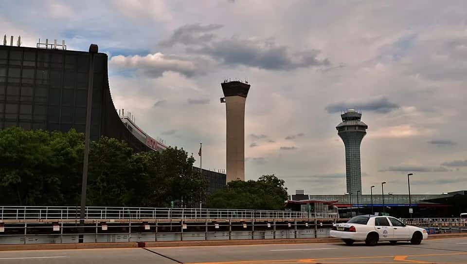Řídicí věže letiště Chicago O'Hare proti zatažené obloze