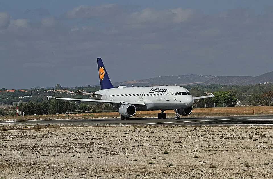 Airbus A320 Lufthansy na pojezdové dráze letiště Faro