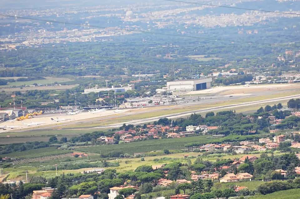 Letiště Řím Ciampino z výšky — dráha a odbavovací plocha