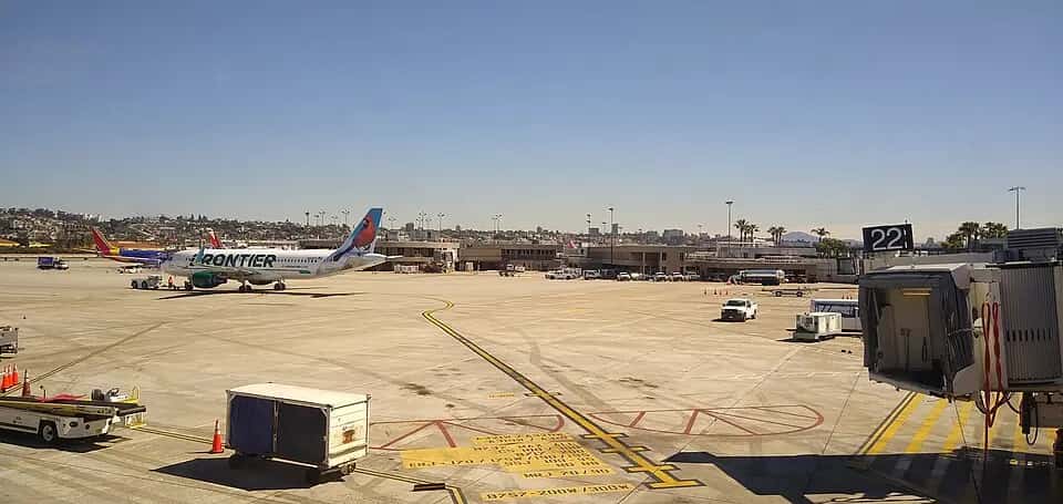 Letadla u terminálu letiště San Diego